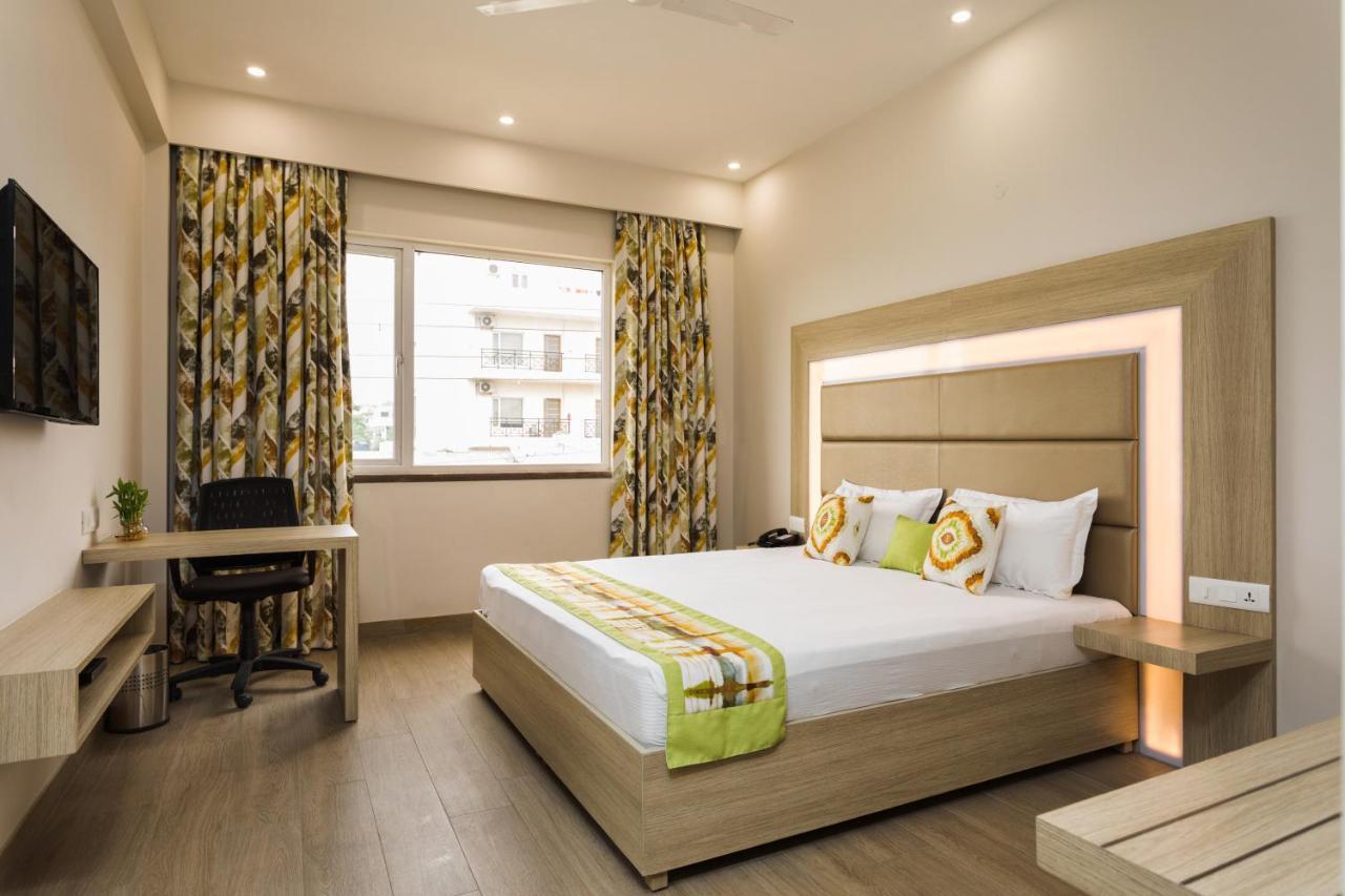 Silver Oak Near Medanta Medicity Hotel Gurgaon Ngoại thất bức ảnh