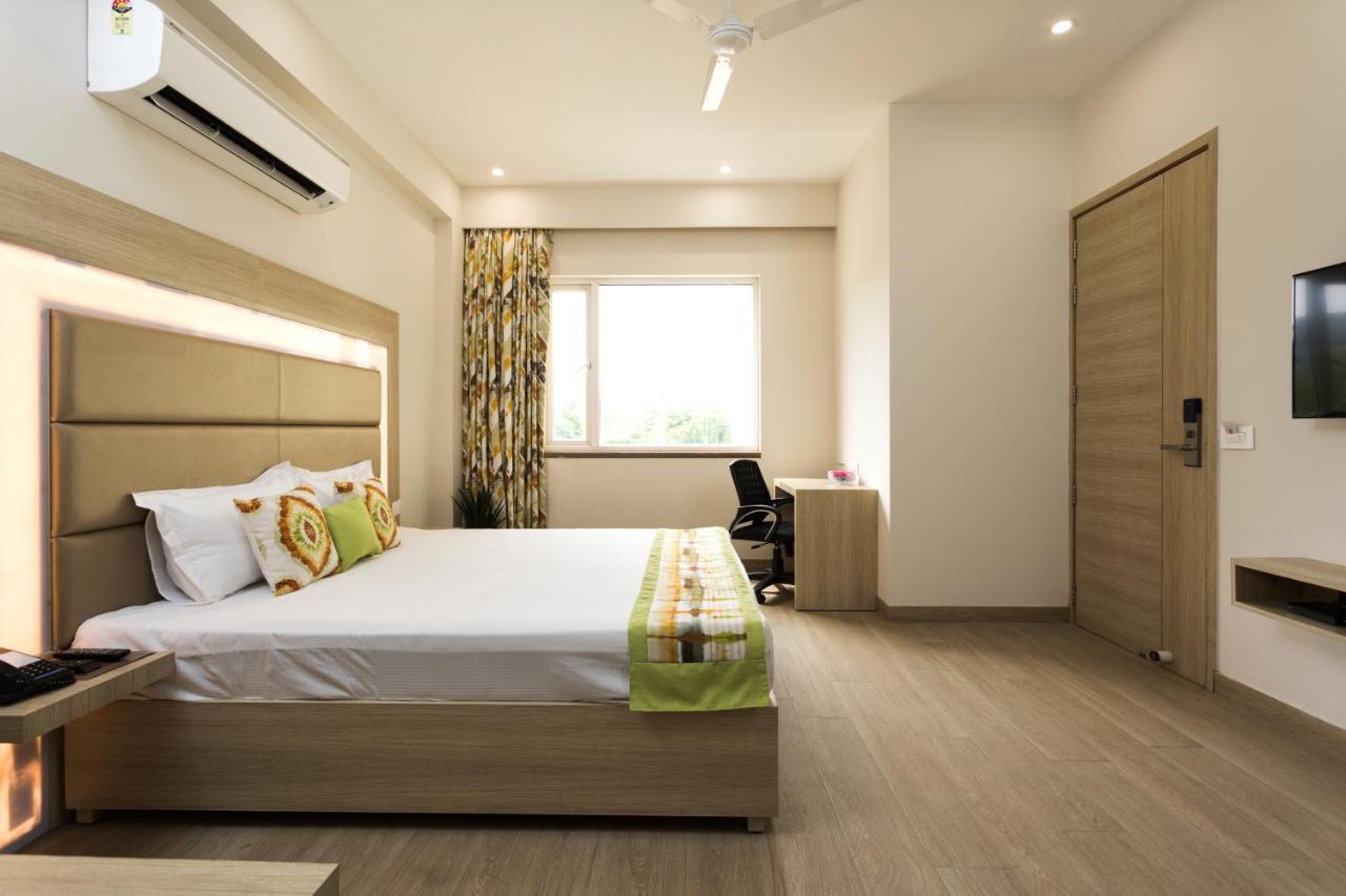 Silver Oak Near Medanta Medicity Hotel Gurgaon Ngoại thất bức ảnh